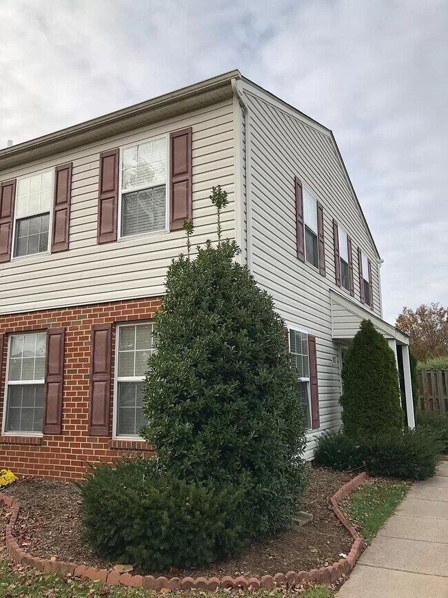 Primary Photo - 511 Wellington Court