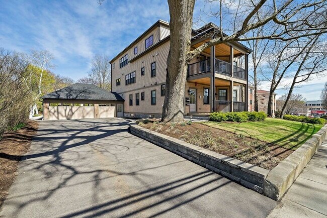 Building Photo - 144 Linden St