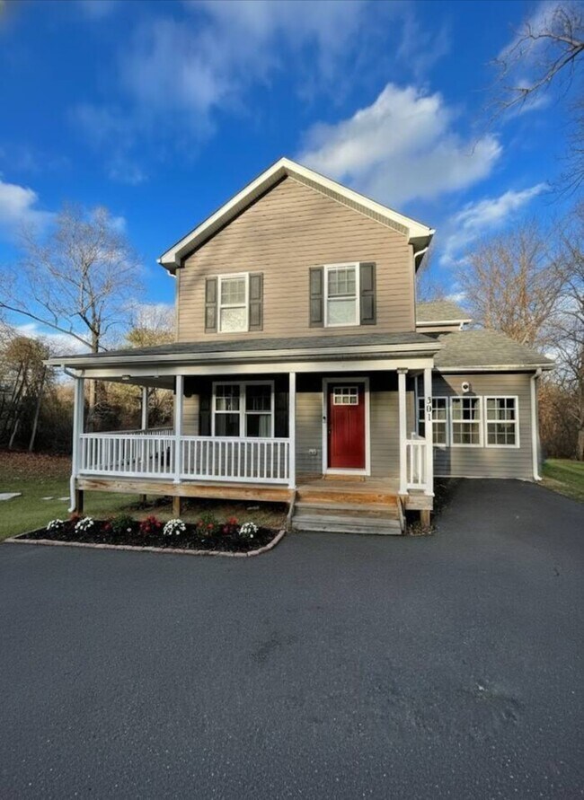 Building Photo - 301 Rollason Dr