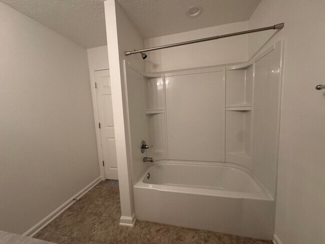 Building Photo - Fall into Savings – New Rental Rate $2,100!