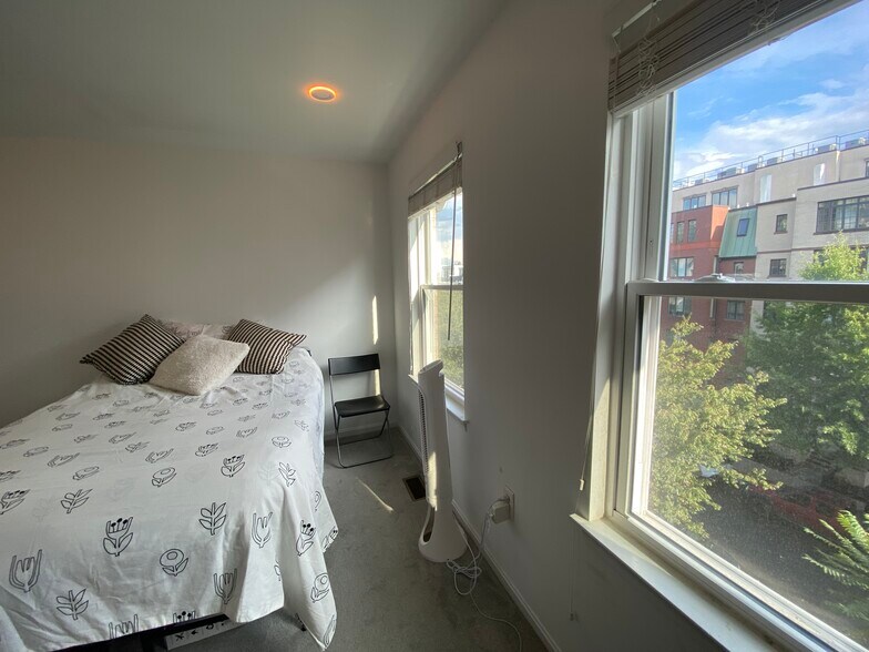 Building Photo - 1327 Belmont St NW