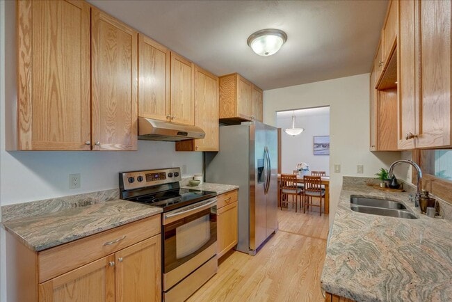 Building Photo - Move in Ready Hill Farms Ranch!