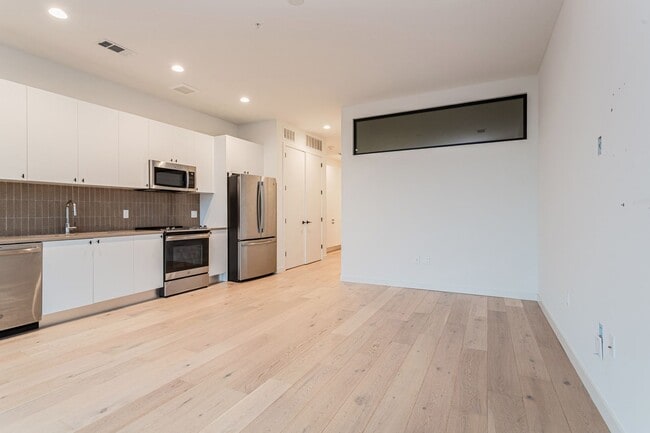 Building Photo - 800 Embassy Dr