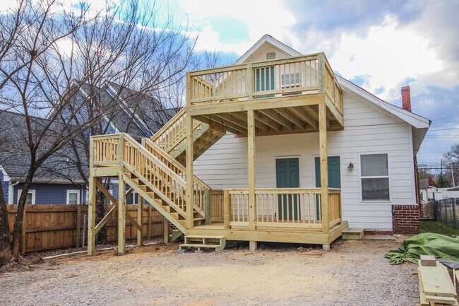 Building Photo - Highland Park Living with Private Deck & Updated 2BR Near Downtown Chattanooga
