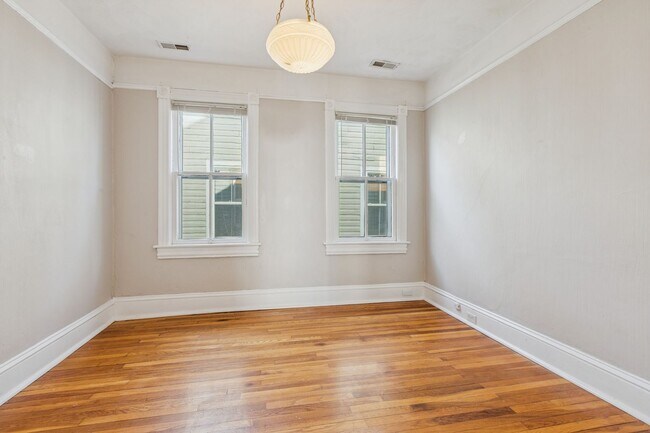Building Photo - BEAUTIFUL Second Floor Unit in Olde Towne!
