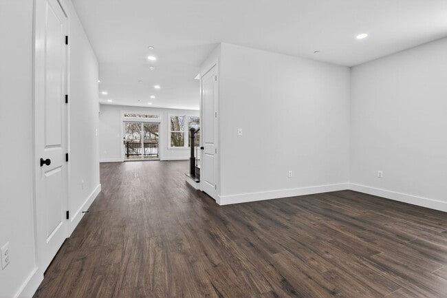 Building Photo - Spacious New Build in Quiet Glenmont / Silver Spring - Available Now