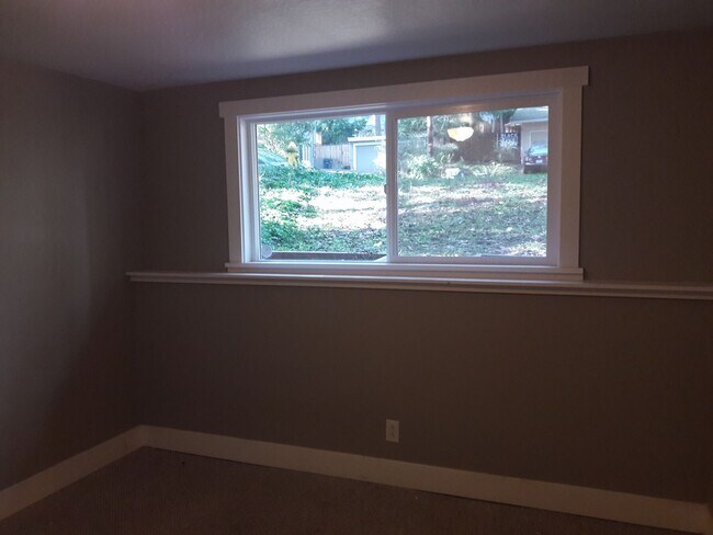 Building Photo - 4 Bedroom 3 Bathroom South Hills home Near...