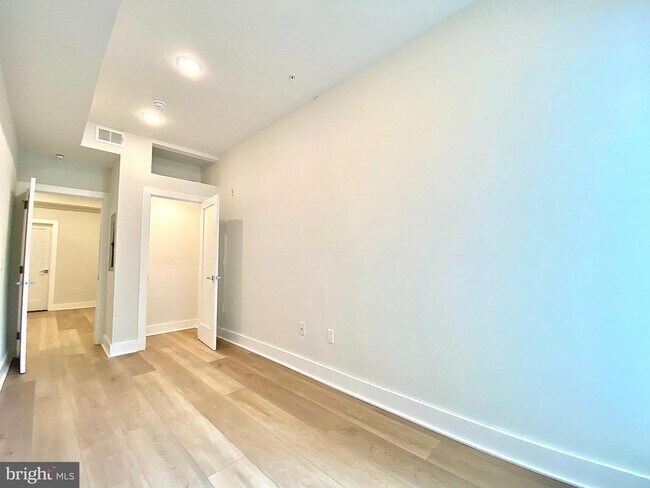 Building Photo - 2216 Walnut St