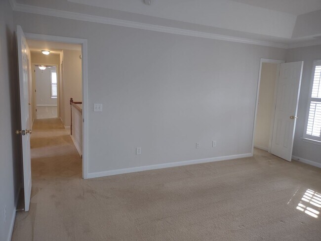 Building Photo - Beautiful and Charming! You Want it and Th...