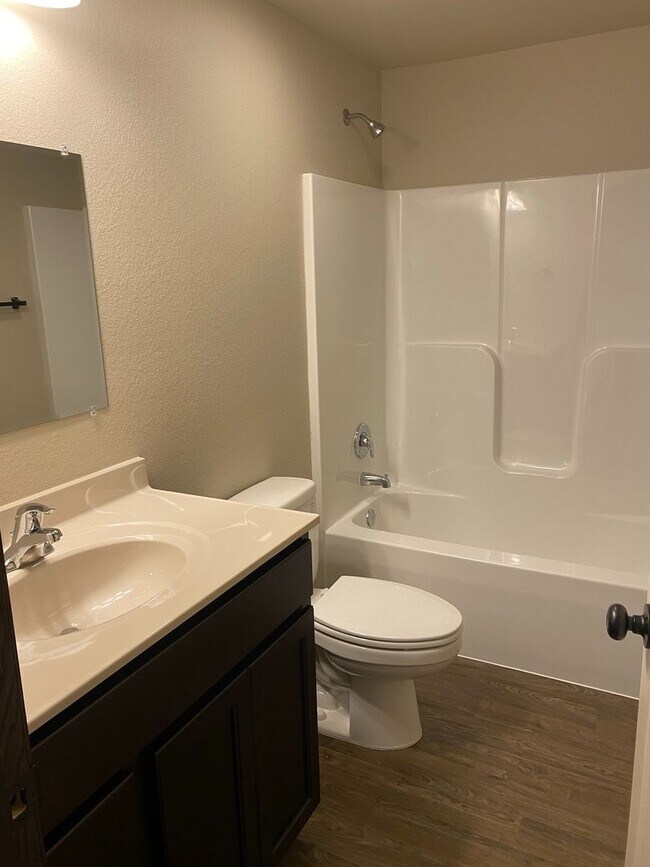 Building Photo - 4 BED | 2 BATH | DOUBLE GARAGE | RAPID VALLEY