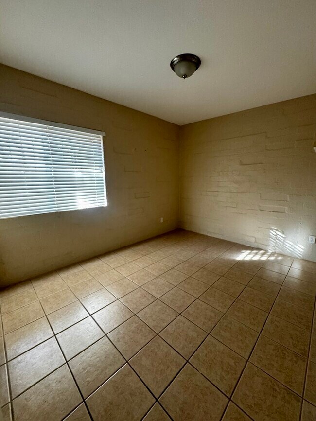 Building Photo - FOR RENT