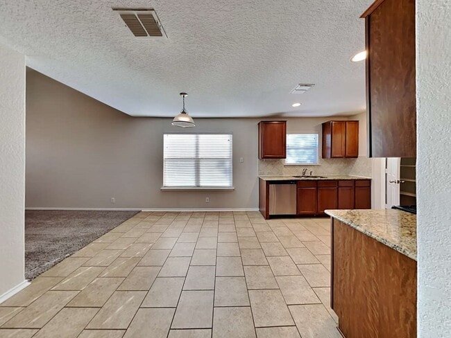 Building Photo - 114 Finch Knoll