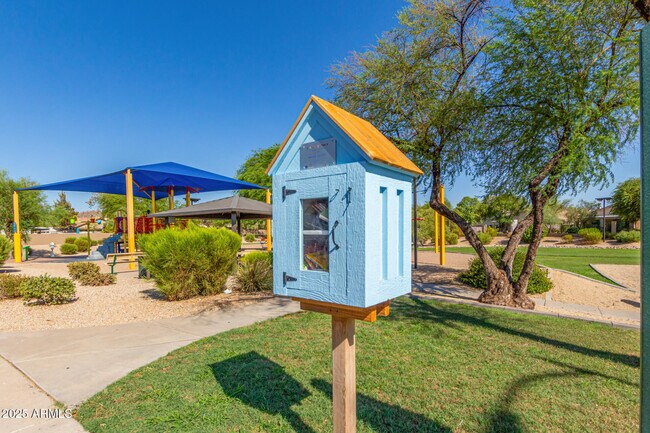 Building Photo - 748 E Potter Dr