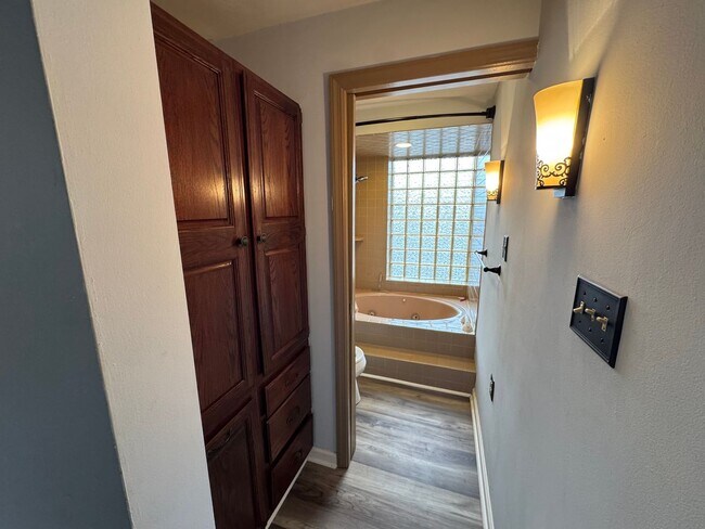 Building Photo - Spacious Private Oasis - 3 Bedroom 2 Bathr...