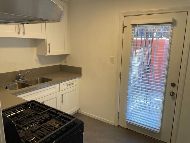 Building Photo - 955 Hyperion Ave