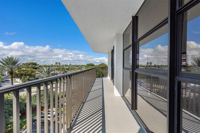 Building Photo - 600 Parkview Dr