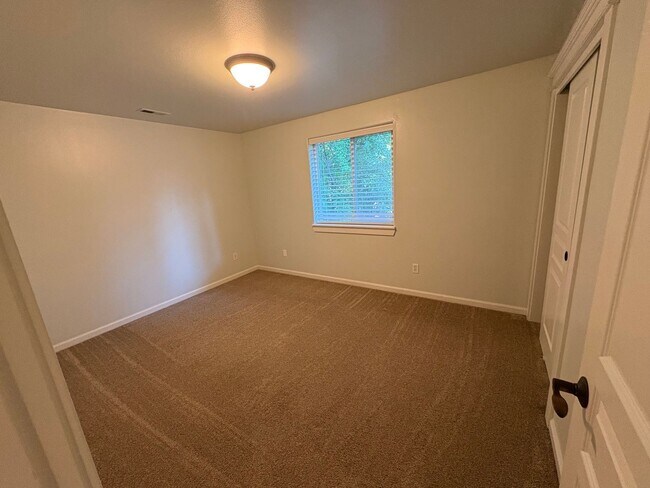Building Photo - 3 Bedroom House with Large Bonus Room and ...