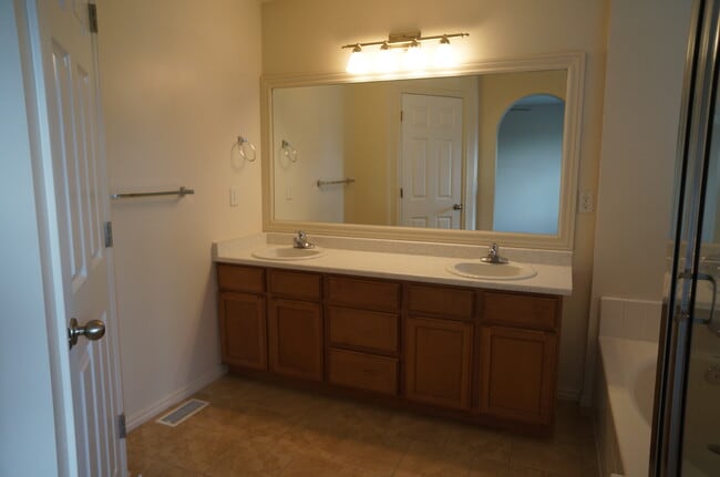 Building Photo - 944 Longleaf Dr