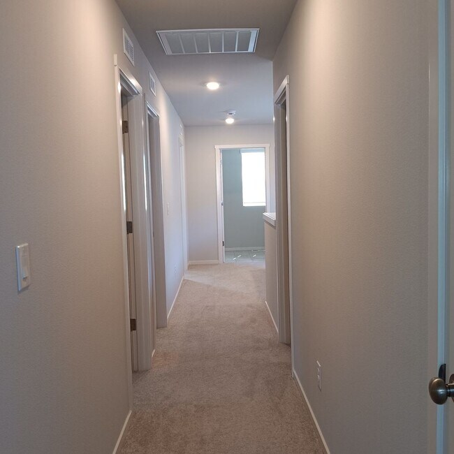 Building Photo - Beautiful Modern Home in Woodburn is Ready For You!!