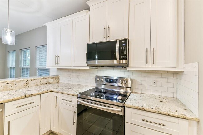 Building Photo - 15407 Cypress Gdns Dr