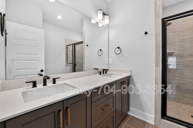 Building Photo - 5018 Tiny Ln