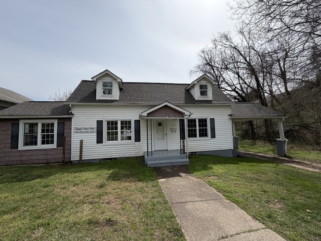 Building Photo - 607 C St