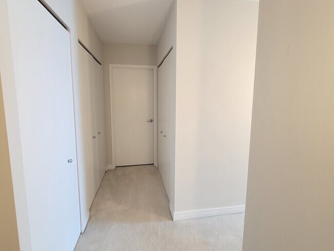 Building Photo - 512 N McClurg Ct