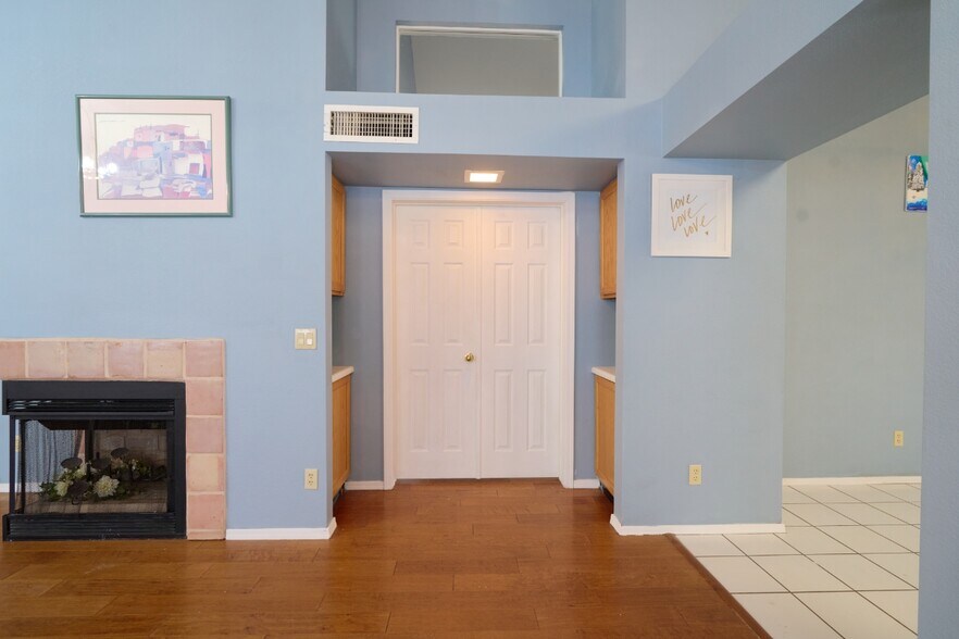 Building Photo - 1317 N Palmsprings Dr