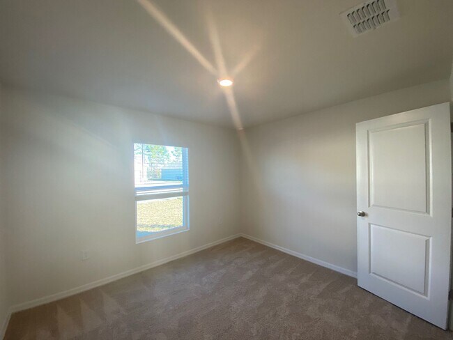 Building Photo - Desirable Lake Diamond Subdivision 3/2/2 **Won't Last**