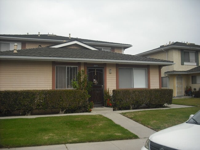 Building Photo - Popular Townhouse - All-Gas Appliances