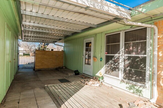 Building Photo - 2442 Oates Dr
