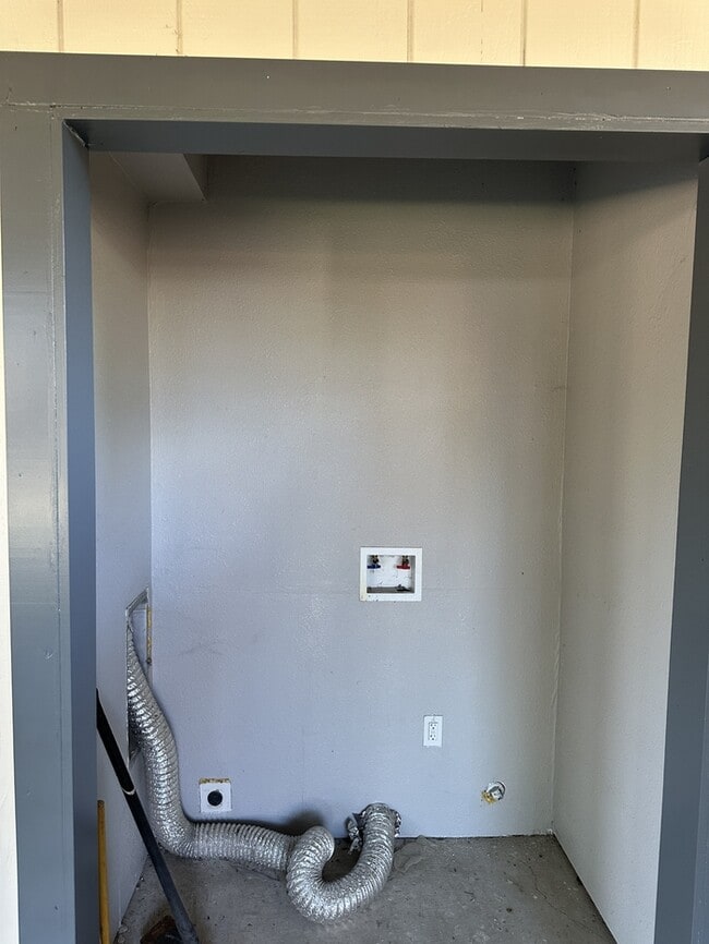 Building Photo - Updated 3 Bedroom 1 Bathroom Home.