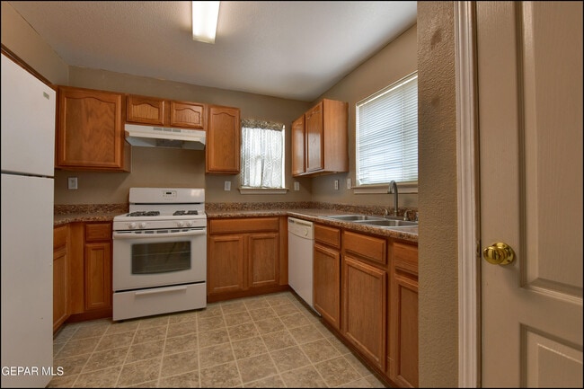 Building Photo - 3404 Blue Earth Ln