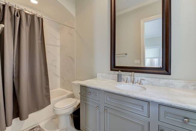 Building Photo - Spectacular Home 4 Bedrooms / 4.5 Bathroom...