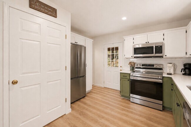 Building Photo - 11904 White Oak Dr