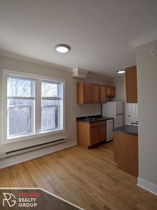 Building Photo - 3815 N Greenview Ave
