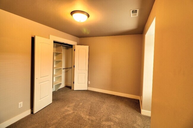 Building Photo - 3 bed 2.5 bath townhome in Salem