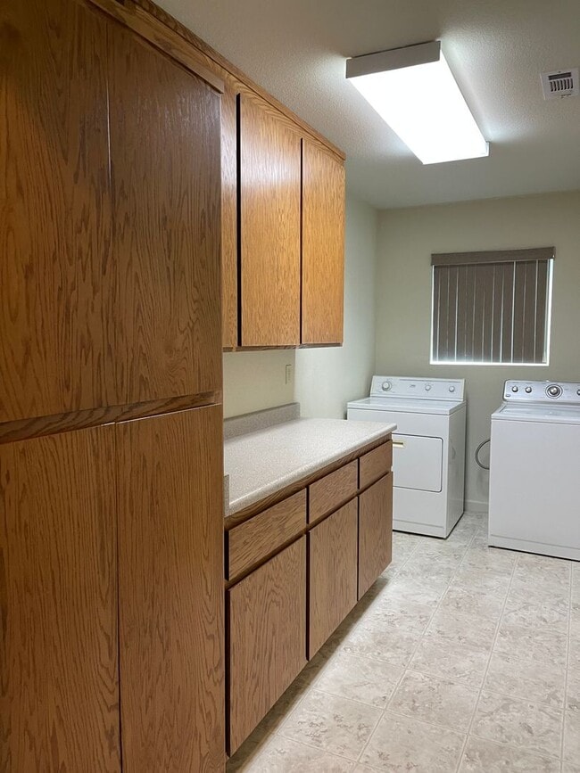 Building Photo - 3 BED 2 BATH W/ATTACHED MOTHER-IN-LAW SUITE *SOLAR PANELS ON ROOF = LOW ELECTRIC BILL*