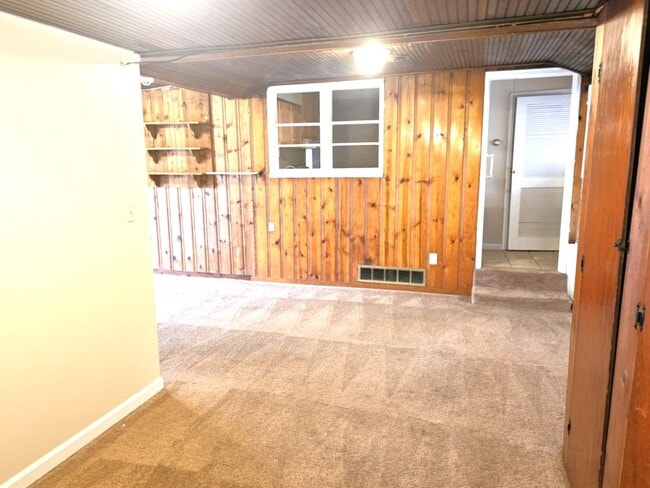 Building Photo - Spacious Ranch Home
