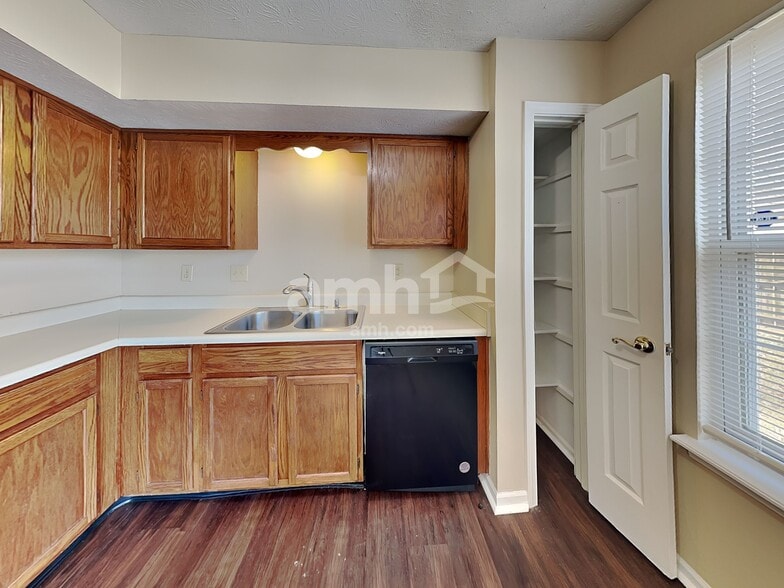 Building Photo - 9984 Waterside Dr