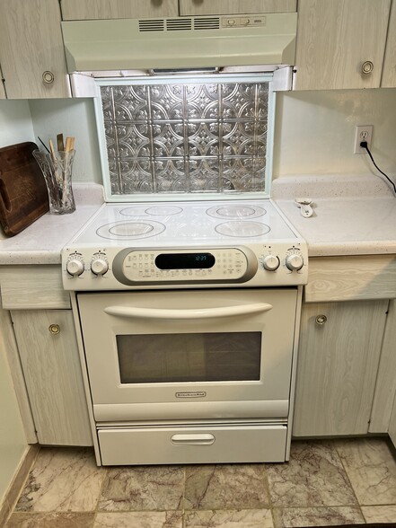 Convection Oven and Smooth-top Stove - 333 SE Martin Ave