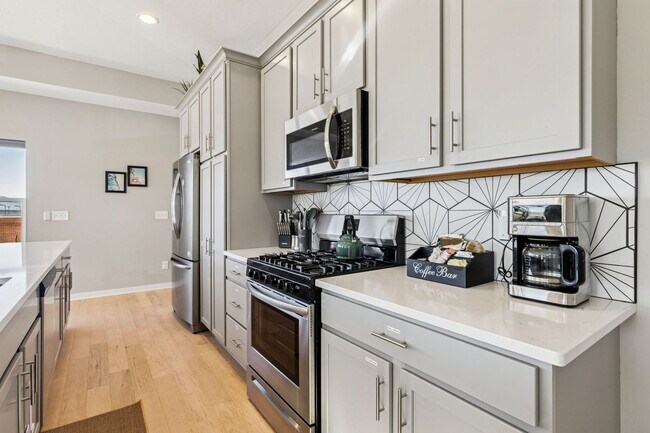 Building Photo - 412 W Shoreline Dr