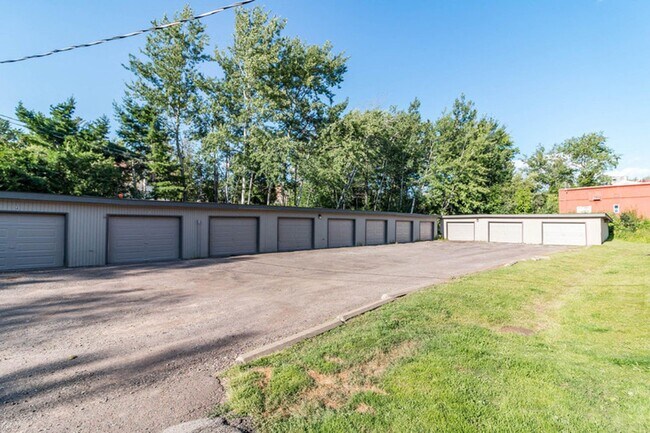 Building Photo - Available August! - 2 Bed 1 Bath Apartment