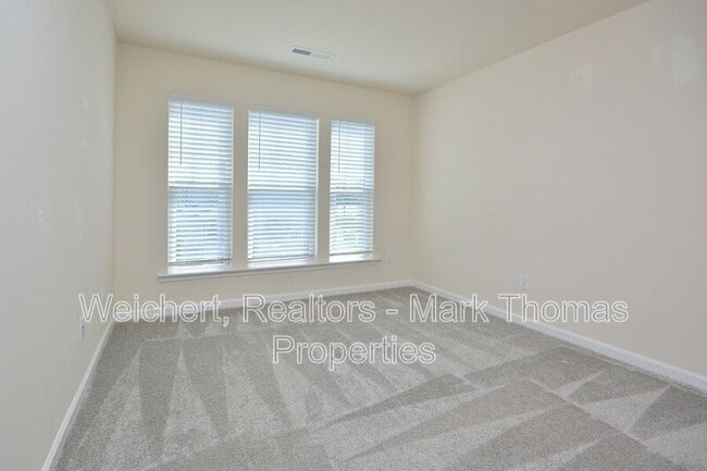 Building Photo - 409 Vassar Dr