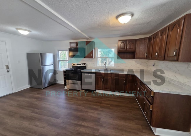 Building Photo - 645 Church St