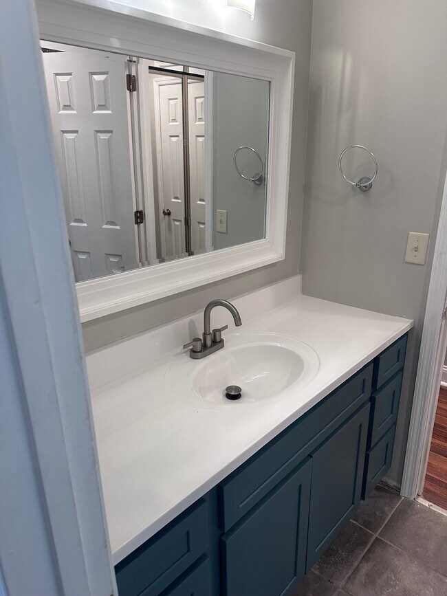 Building Photo - 2041 Greenwood Plz SW