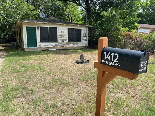 Building Photo - 1412 Oakwood Dr