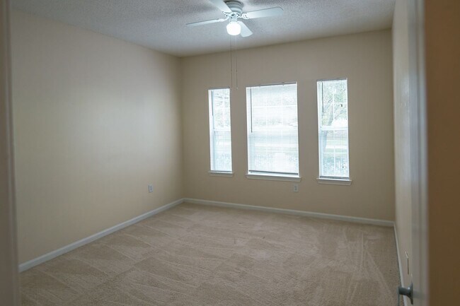 Building Photo - Beautiful 3 Bedroom, 2 Bath with Volume ceilings and Private Garage!