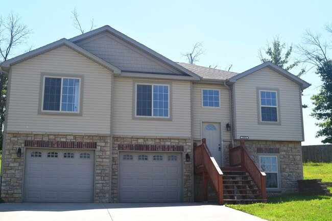 Building Photo - Gorgeous Split Foyer Home!