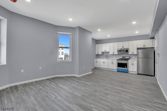 Building Photo - 155 Clifton Ave